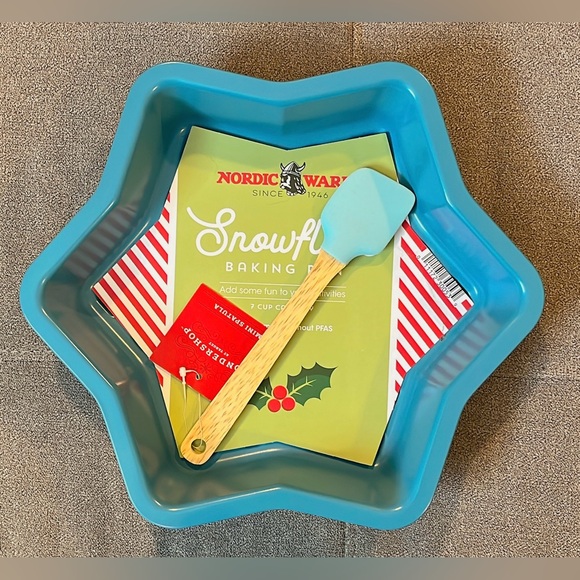 🆕 Nordic Ware 9.8" Carbon Steel
Snowflake Shaped Cake Pans Blue - Picture 1 of 6